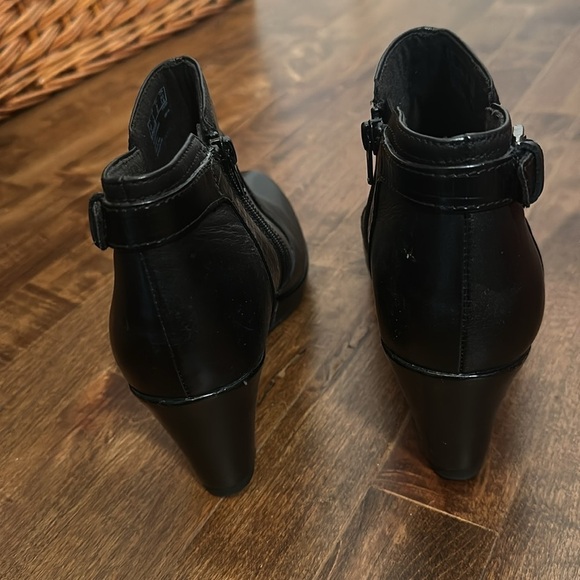 Clarks black leather wedge boots/ booties w/ zipper and buckle accent, 8 - Picture 3 of 7